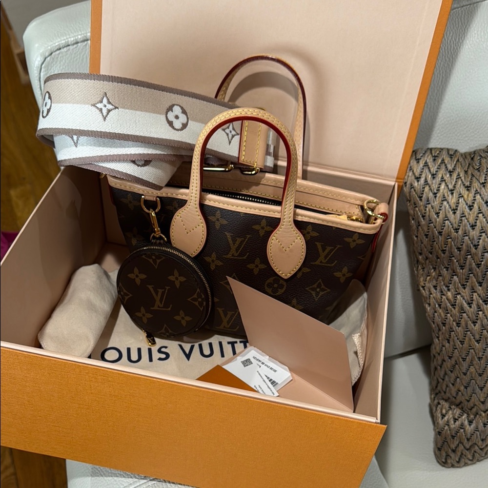 LOUIS VUITTON
NEVERFUL BB PURSE AND COIN POUCH ONLY 
Receipts, Dust bag, box.